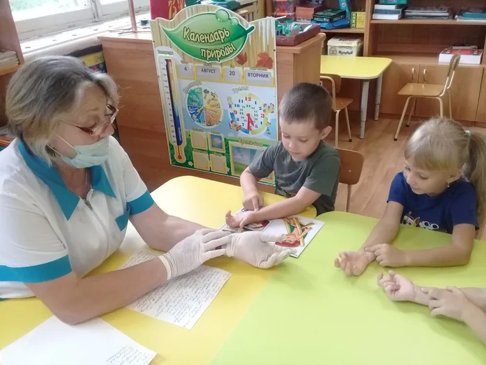 Беседы с медицинским работником  "правилам поведения на воде" и  "оказание первой медицинской помощи".