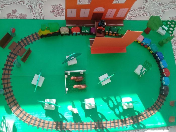 Дети подготовительной группы  изготовили макет железной дороги.