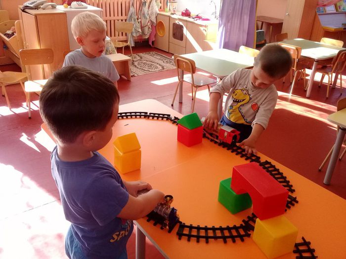 Игровая деятельность детей второй младшей группы "Железная дорога".